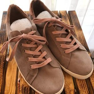 New gap suede sneakers size 9 taupe rose